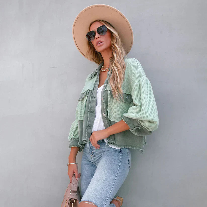 Alina – Cropped denim jacket met gerafelde zoom en getailleerde pasvorm