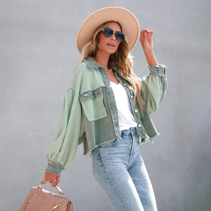 Alina – Cropped denim jacket met gerafelde zoom en getailleerde pasvorm