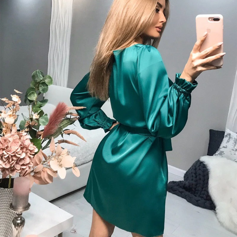 Sandra – satijnen jurk met elegante V-hals en verfijnde taille