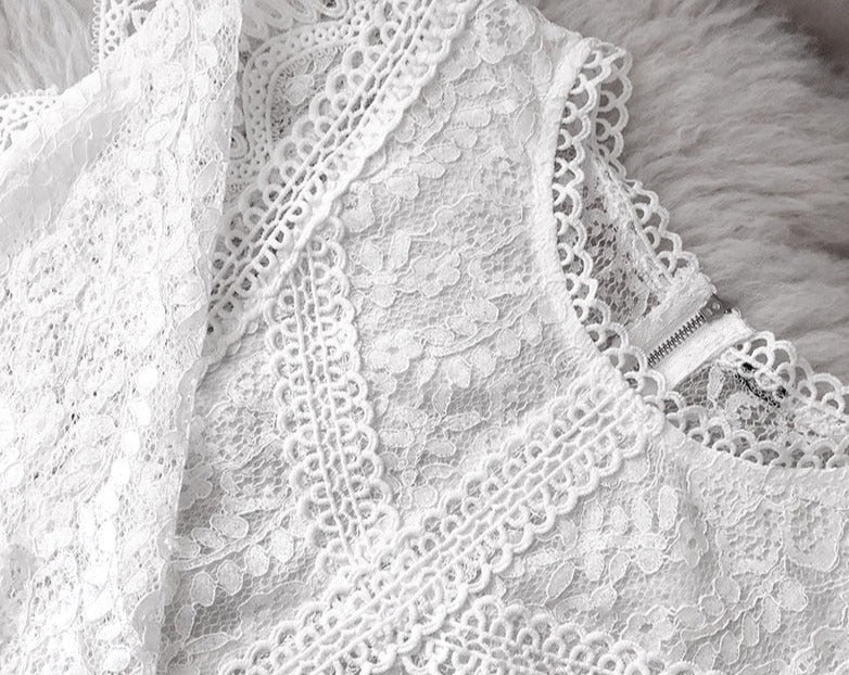 Kelly - Klassieke zwarte blouse met verfijnde kantdetails