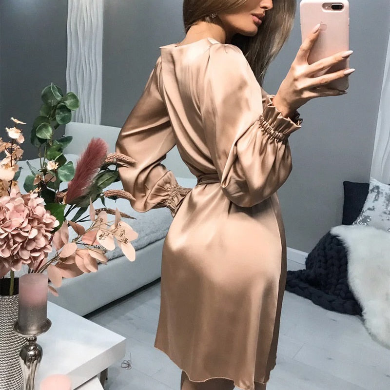 Sandra – satijnen jurk met elegante V-hals en verfijnde taille