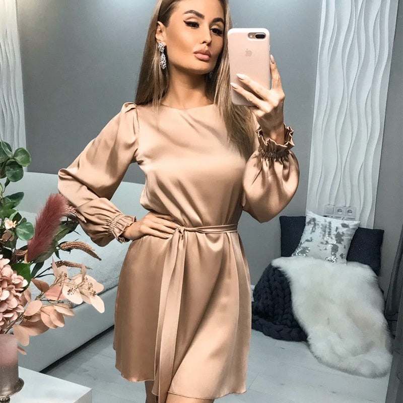 Sandra – satijnen jurk met elegante V-hals en verfijnde taille
