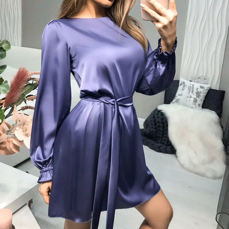 Sandra – satijnen jurk met elegante V-hals en verfijnde taille
