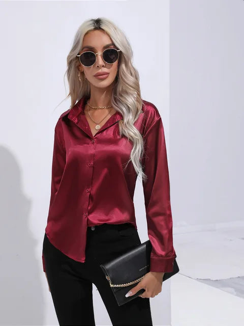Luna – satijnen blouse met losse fit en verfijnde manchetdetails