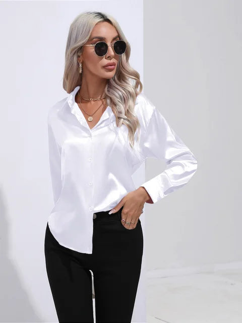 Luna – satijnen blouse met losse fit en verfijnde manchetdetails