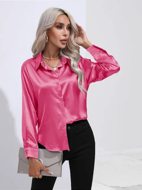 Luna – satijnen blouse met losse fit en verfijnde manchetdetails