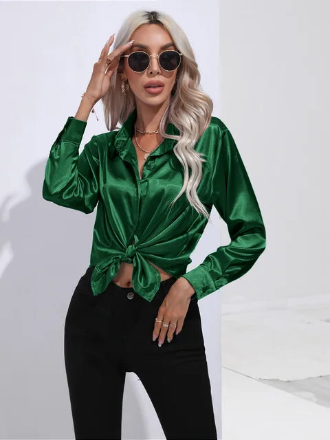 Luna – satijnen blouse met losse fit en verfijnde manchetdetails