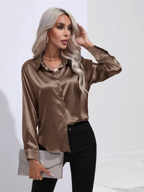 Luna – satijnen blouse met losse fit en verfijnde manchetdetails