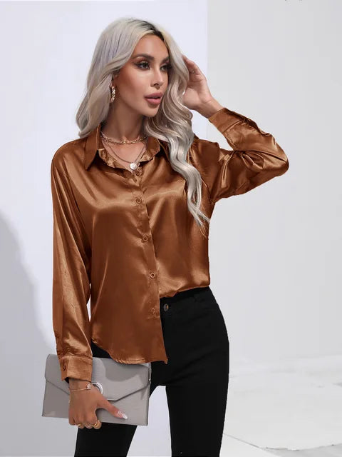 Luna – satijnen blouse met losse fit en verfijnde manchetdetails