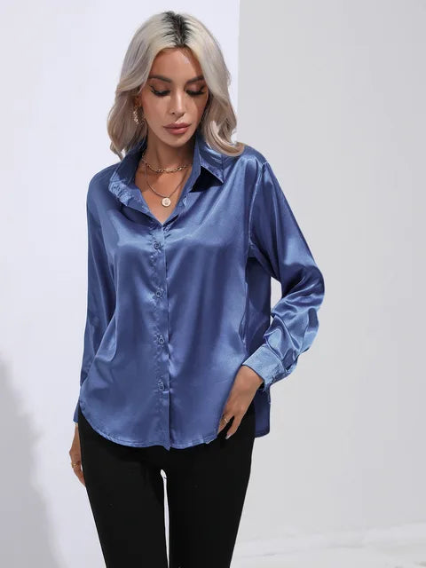 Luna – satijnen blouse met losse fit en verfijnde manchetdetails