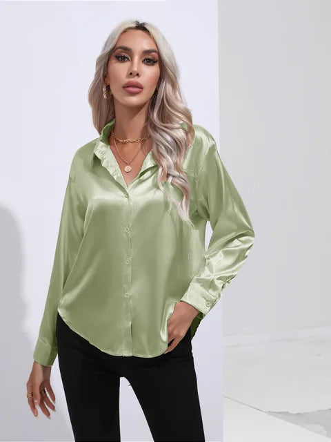 Luna – satijnen blouse met losse fit en verfijnde manchetdetails