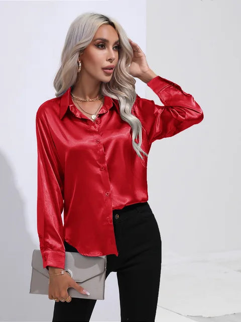 Luna – satijnen blouse met losse fit en verfijnde manchetdetails