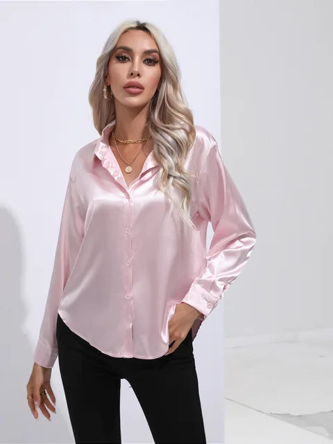 Luna – satijnen blouse met losse fit en verfijnde manchetdetails