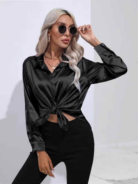Luna – satijnen blouse met losse fit en verfijnde manchetdetails