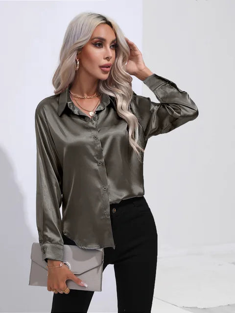 Luna – satijnen blouse met losse fit en verfijnde manchetdetails