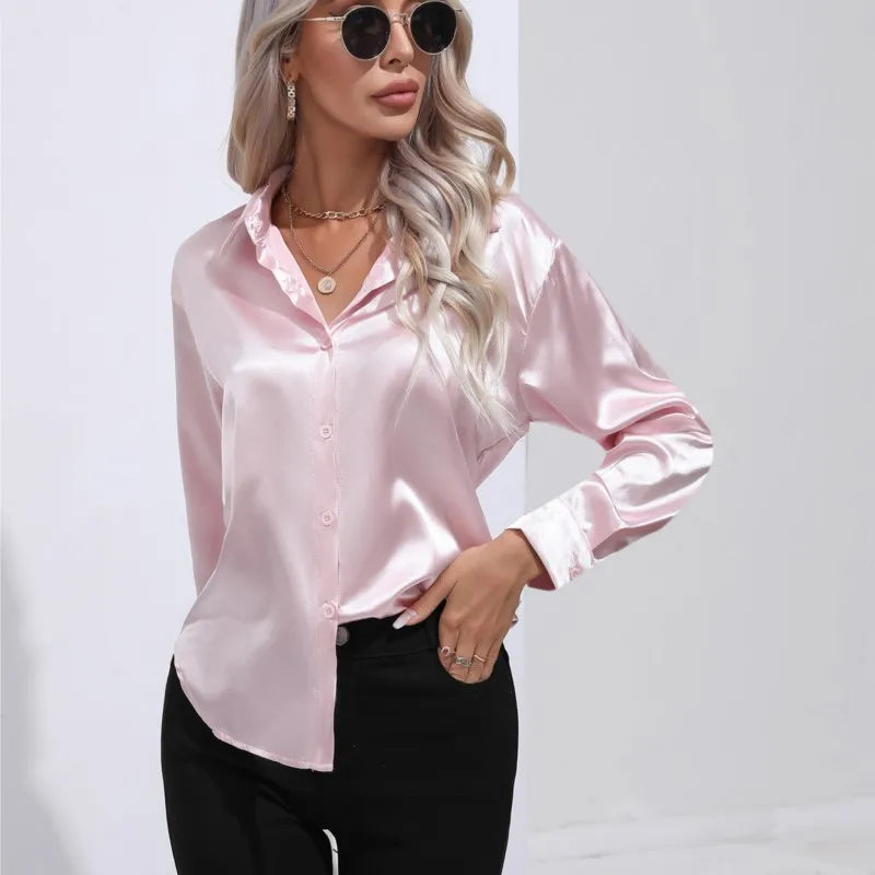 Luna – satijnen blouse met losse fit en verfijnde manchetdetails