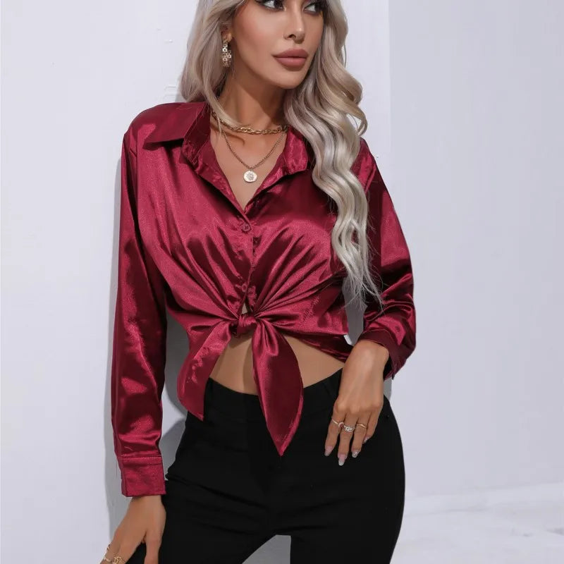 Luna – satijnen blouse met losse fit en verfijnde manchetdetails