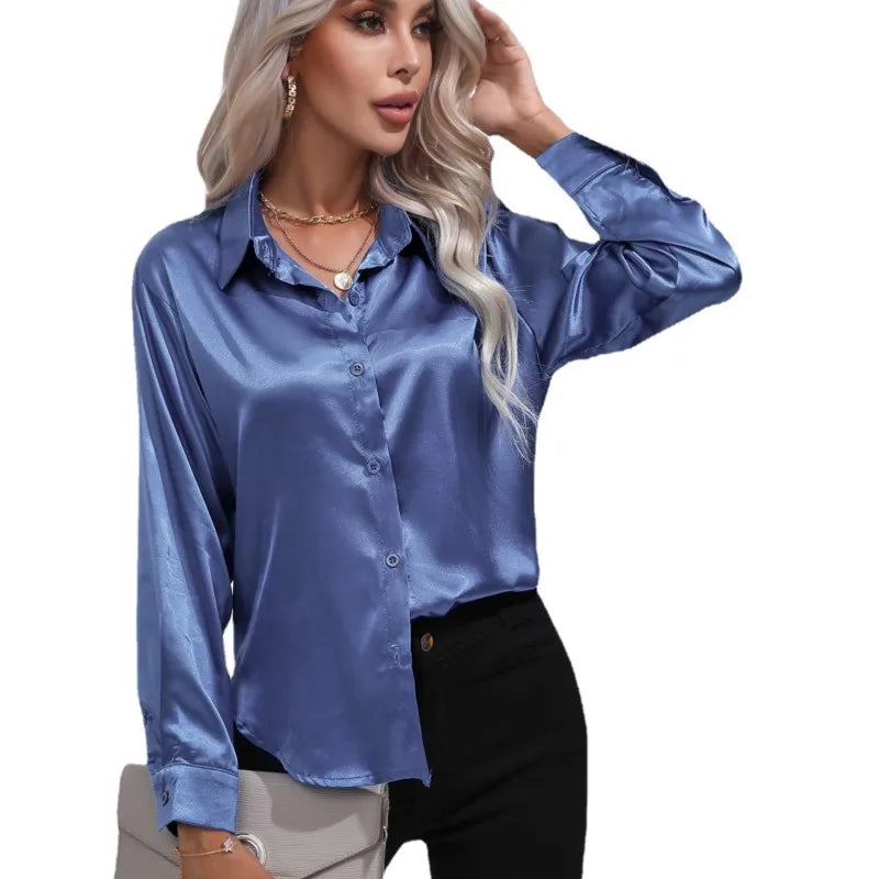 Luna – satijnen blouse met losse fit en verfijnde manchetdetails