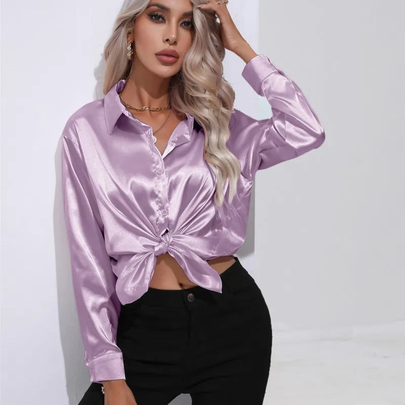Luna – satijnen blouse met losse fit en verfijnde manchetdetails