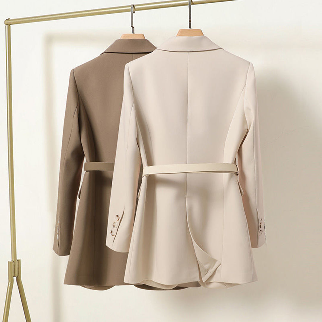 Serena – getailleerde longline blazer met riem en klassieke reverskraag