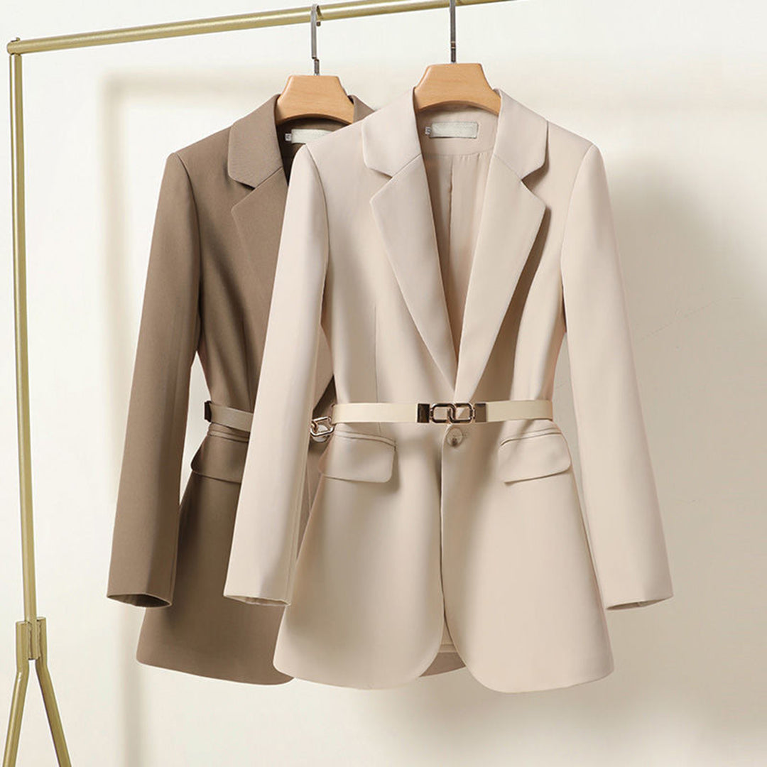 Serena – getailleerde longline blazer met riem en klassieke reverskraag