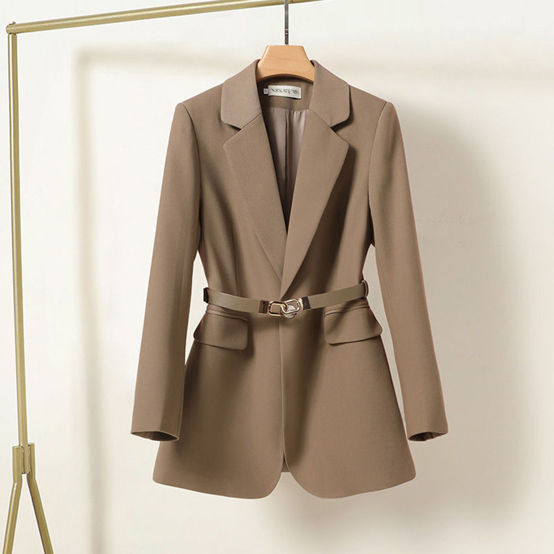 Serena – getailleerde longline blazer met riem en klassieke reverskraag