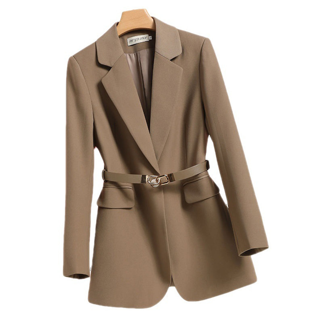 Serena – getailleerde longline blazer met riem en klassieke reverskraag