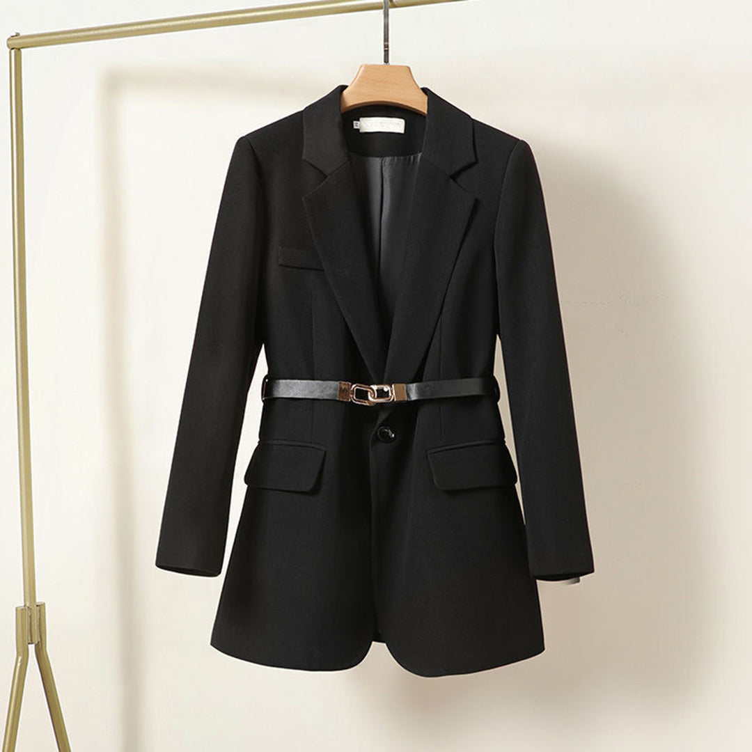 Serena – getailleerde longline blazer met riem en klassieke reverskraag