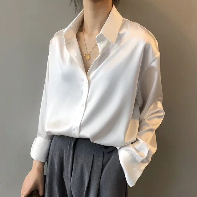 Sofie – satijnen blouse met V-hals en elegante manchetten