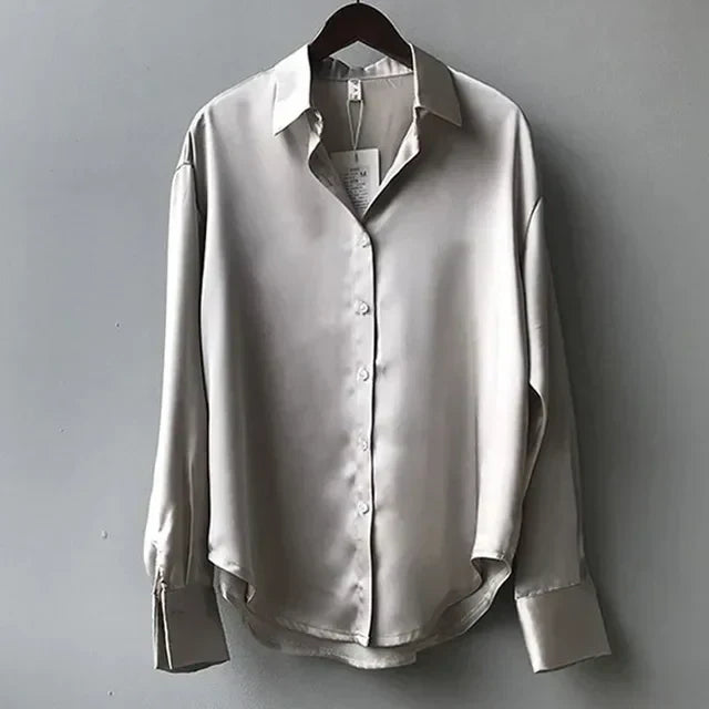 Sofie – satijnen blouse met V-hals en elegante manchetten