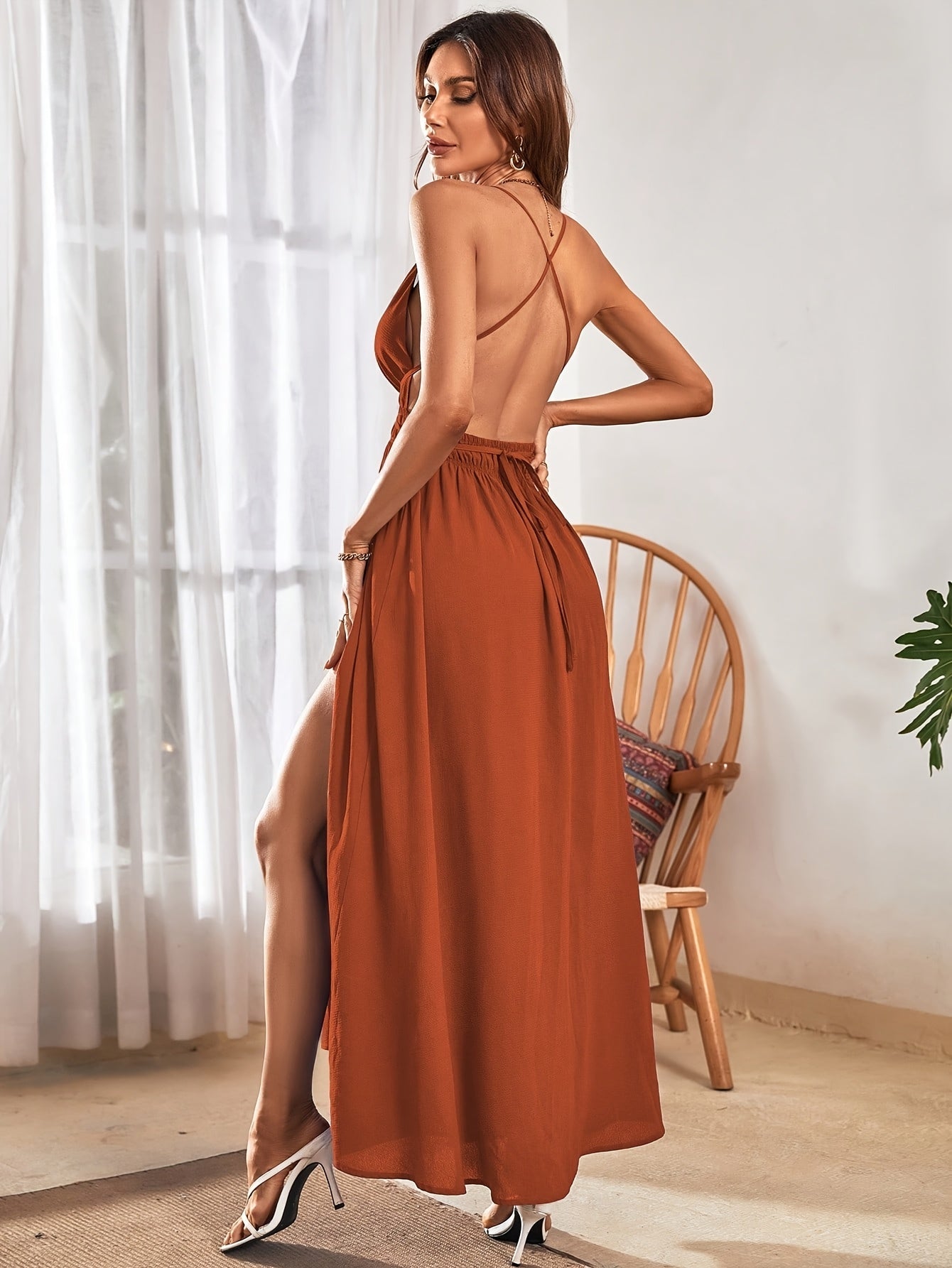 Nicki – Maxi-jurk met open rug en hoge split in zandkleur