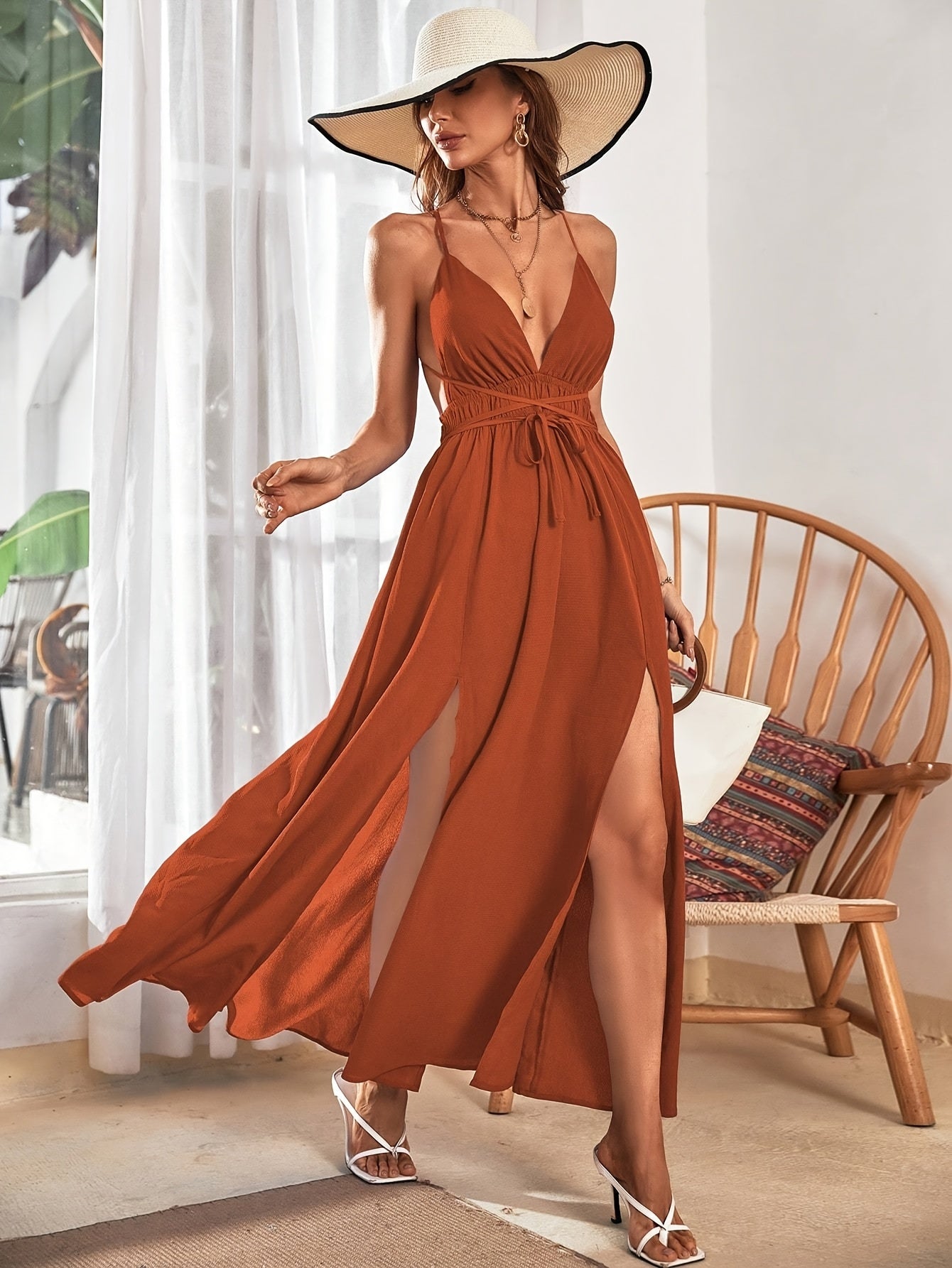 Nicki – Maxi-jurk met open rug en hoge split in zandkleur