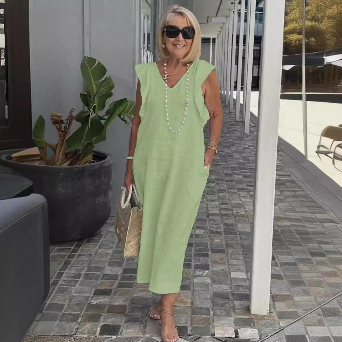 Hallie – mouwloze linnen midi-jurk met elegante V-hals en brede schouders