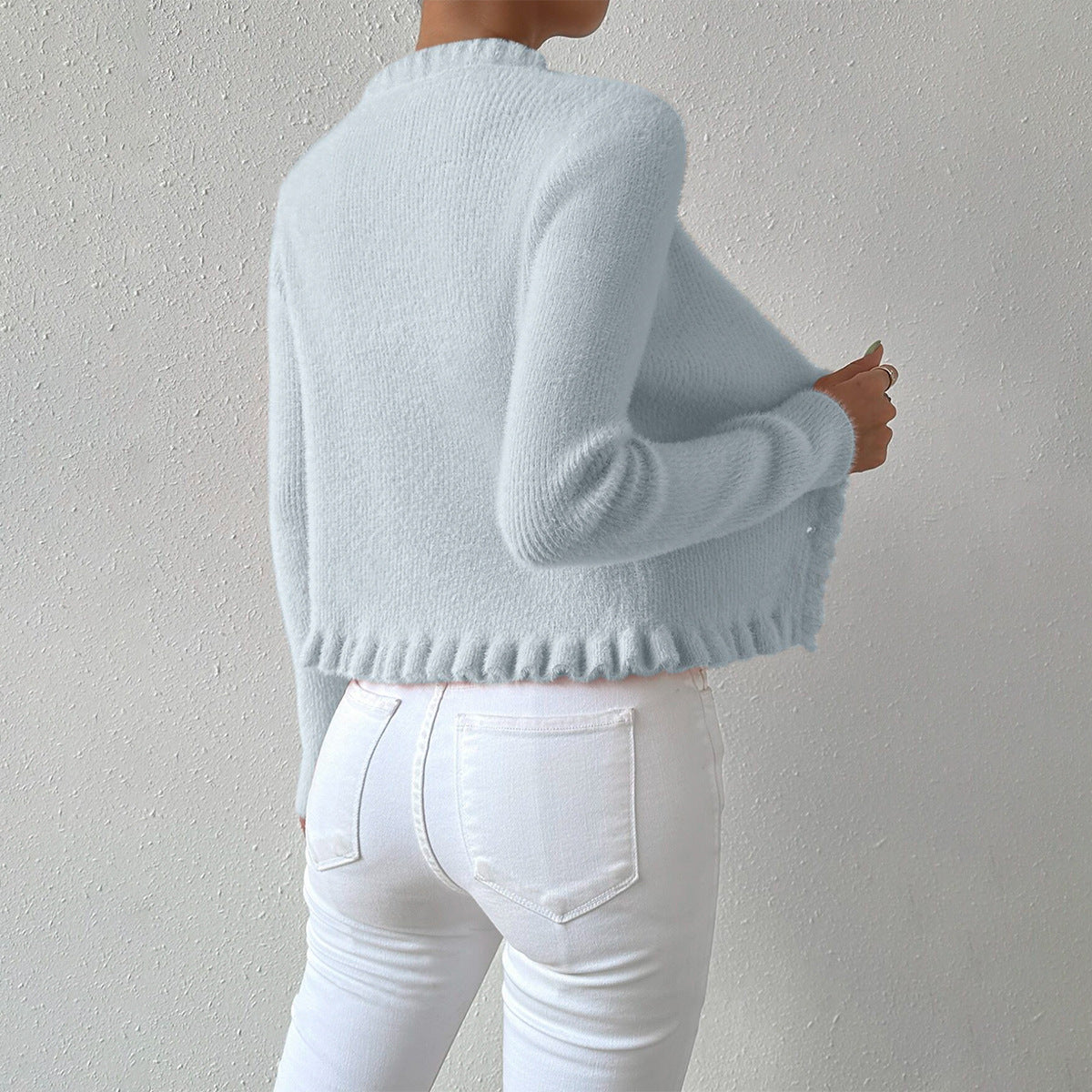 Fleur – getailleerd dames cardigan-vest met parelknoopjes en ruches