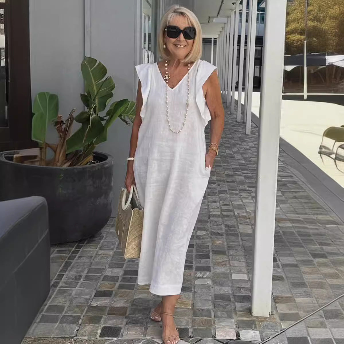 Hallie – mouwloze linnen midi-jurk met elegante V-hals en brede schouders