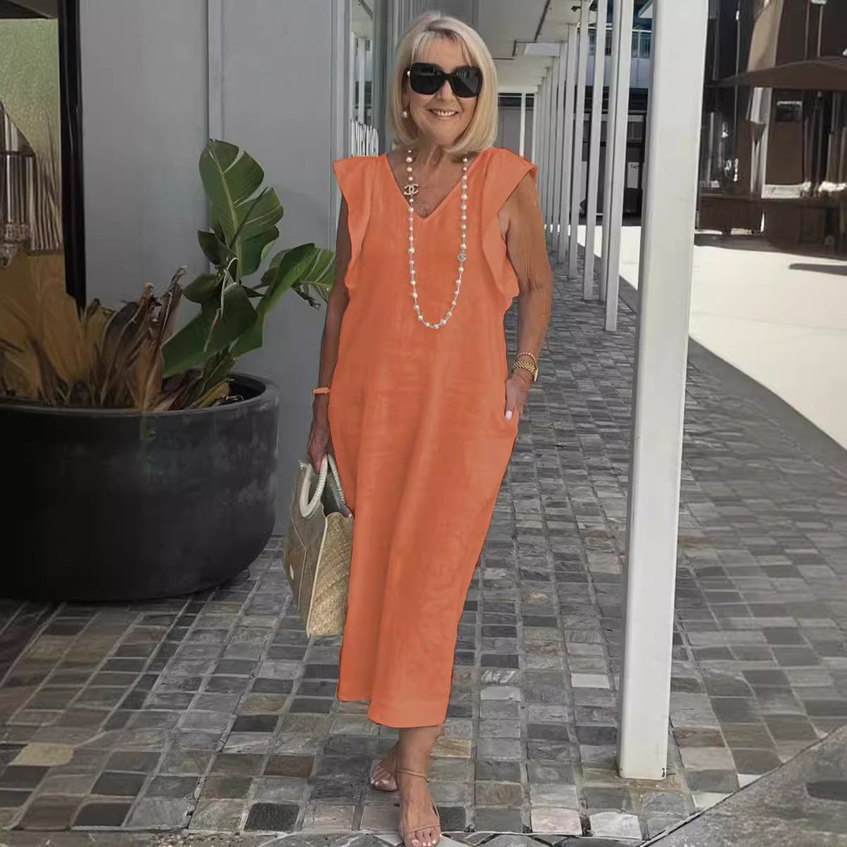 Hallie – mouwloze linnen midi-jurk met elegante V-hals en brede schouders