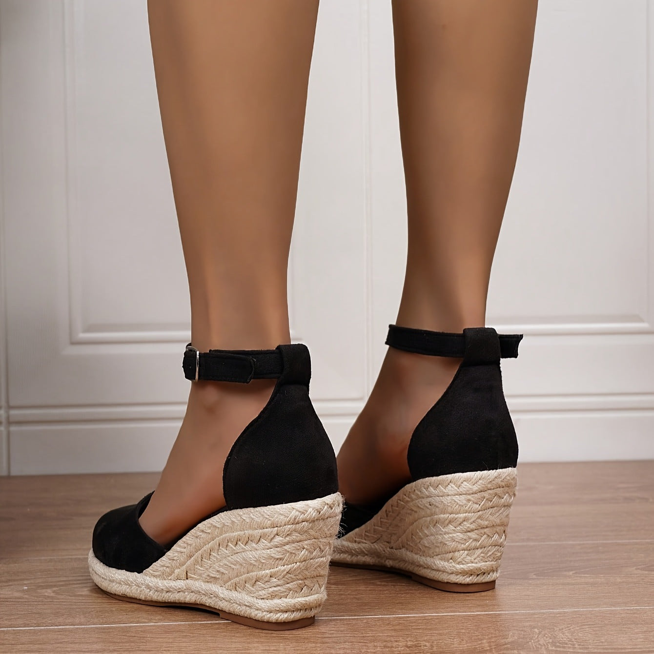 Luna – Beige strappy flat sandal van synthetisch leer met zachte demping