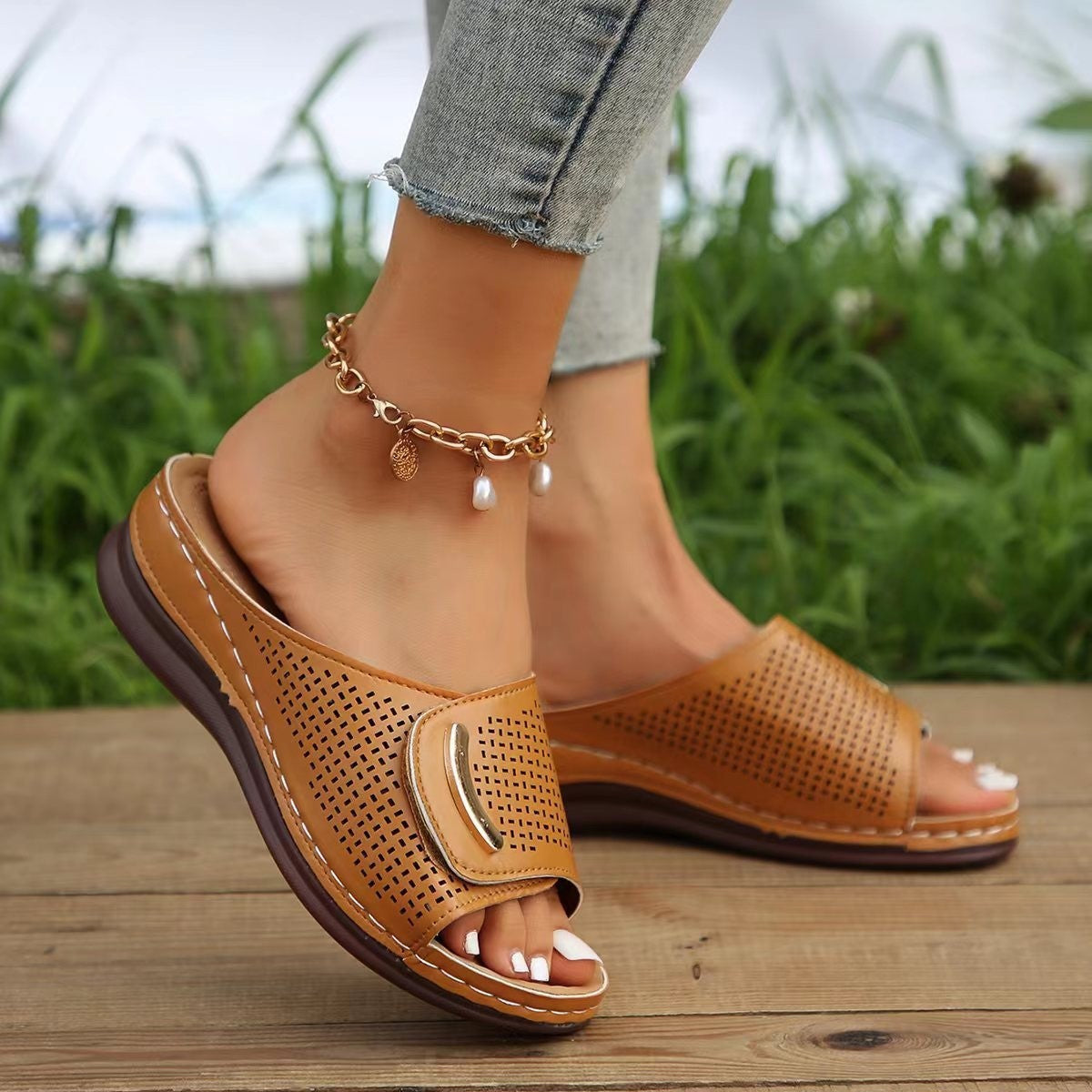 Mowa – Sleehak sandalen met geperforeerde band