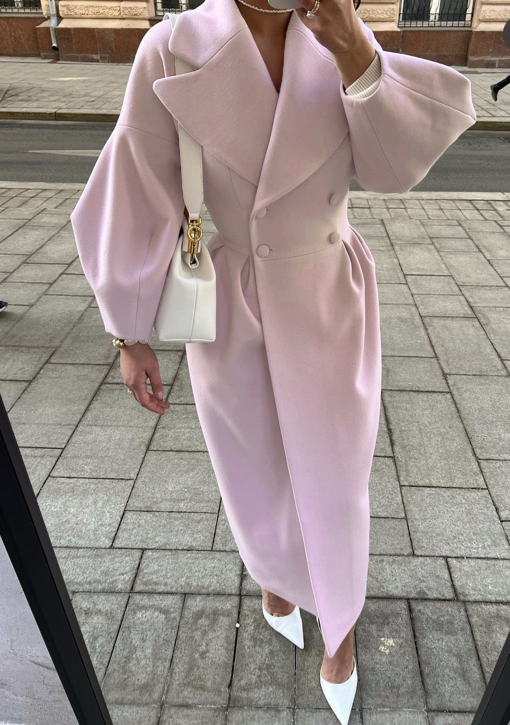 Natalia – lange trenchcoat met lantern mouwen en elegante kraag