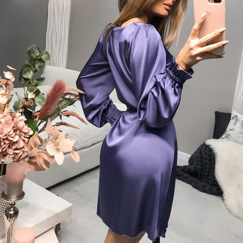 Sandra – satijnen jurk met elegante V-hals en verfijnde taille