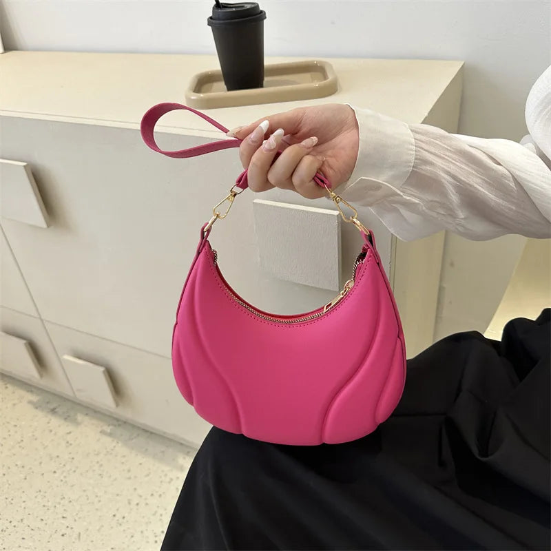 Mae – saddle schoudertas van pu leer met retro lijnen en verstelbare riem