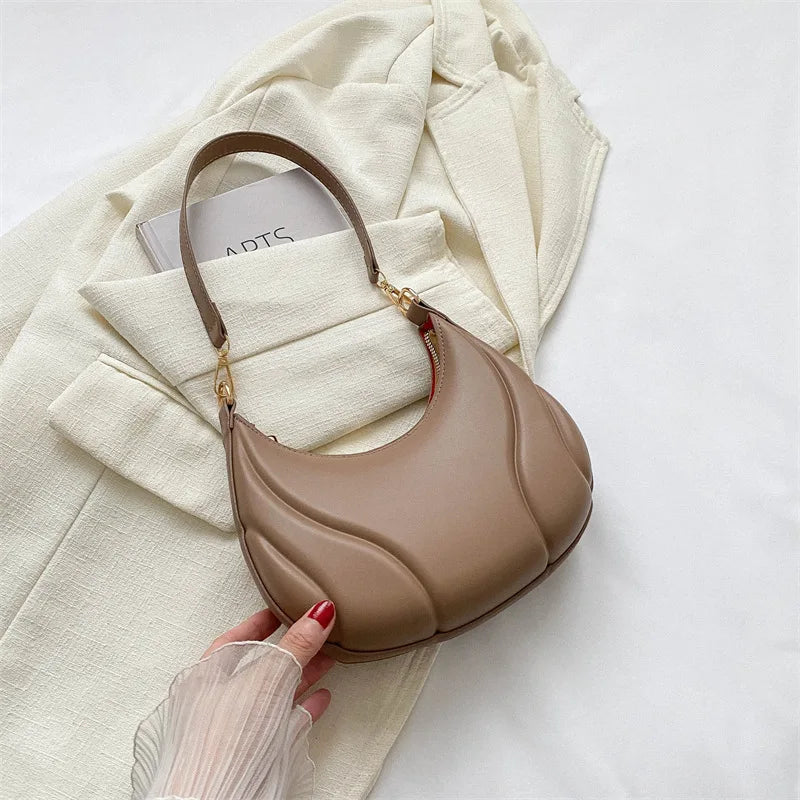 Mae – saddle schoudertas van pu leer met retro lijnen en verstelbare riem