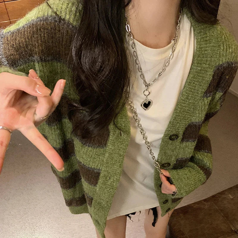 Romy – retro cardigan vest met groene strepen en v-hals in relaxed fit