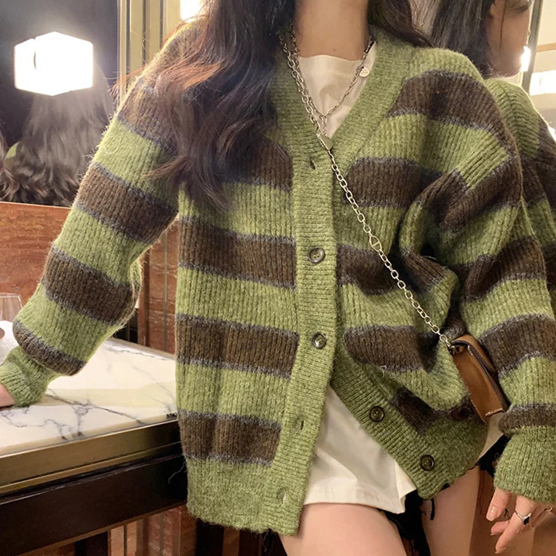 Romy – retro cardigan vest met groene strepen en v-hals in relaxed fit