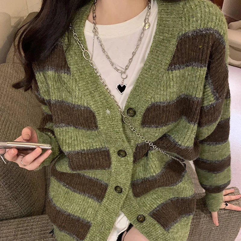 Romy – retro cardigan vest met groene strepen en v-hals in relaxed fit