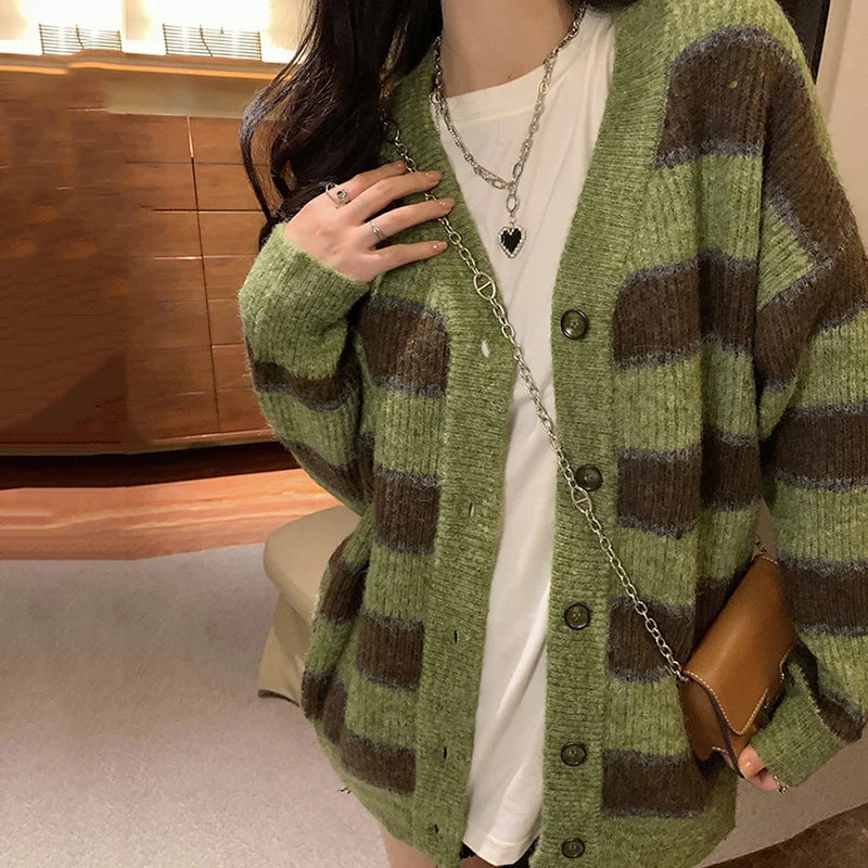 Romy – retro cardigan vest met groene strepen en v-hals in relaxed fit