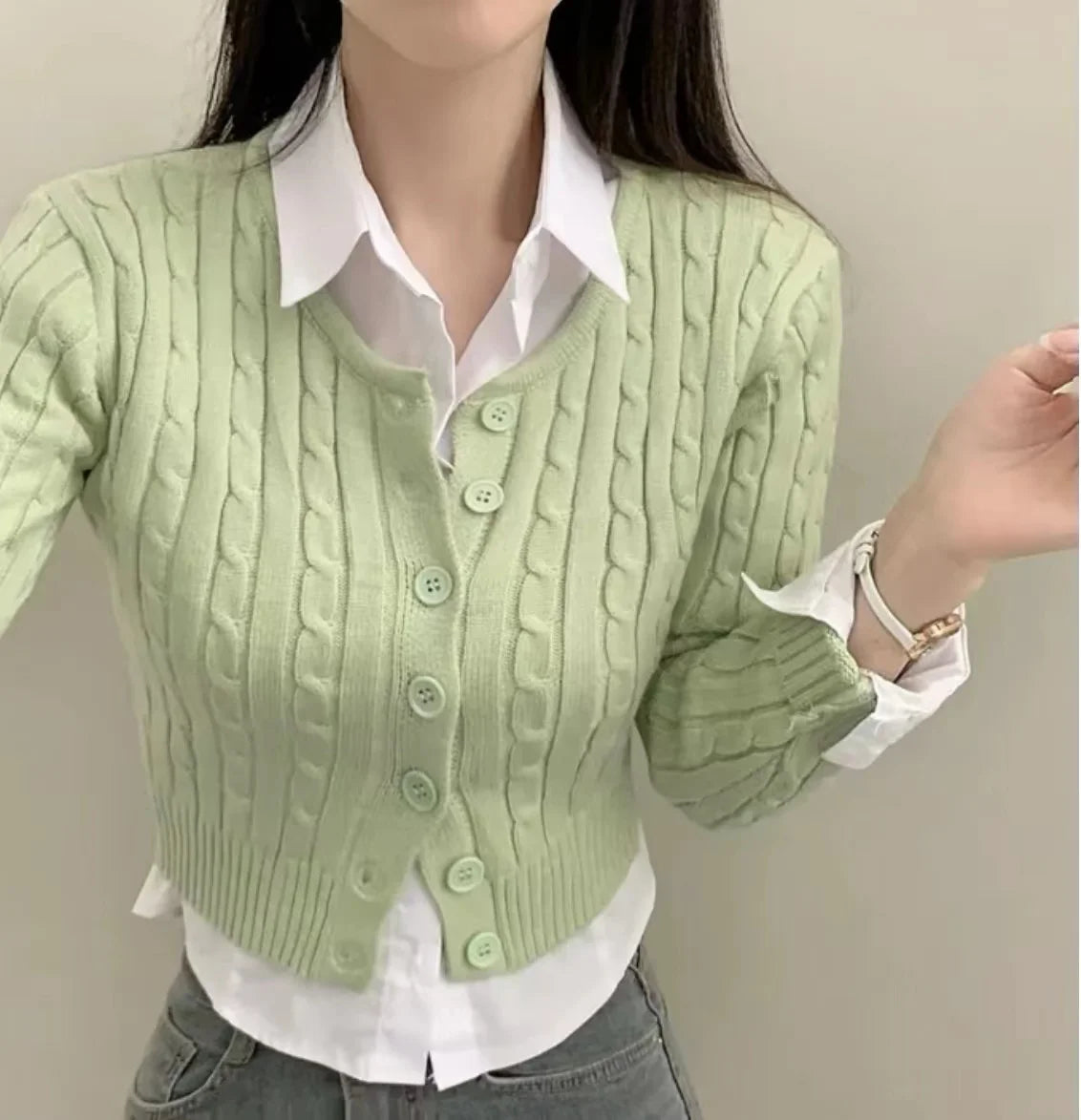 Fay – cropped cardigan vest met kabelpatroon en knopen