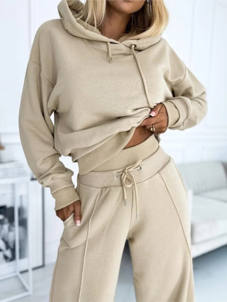 Dina – dames vrijetijdspak van zachte stof met wrap-crop hoodie en wijde broek