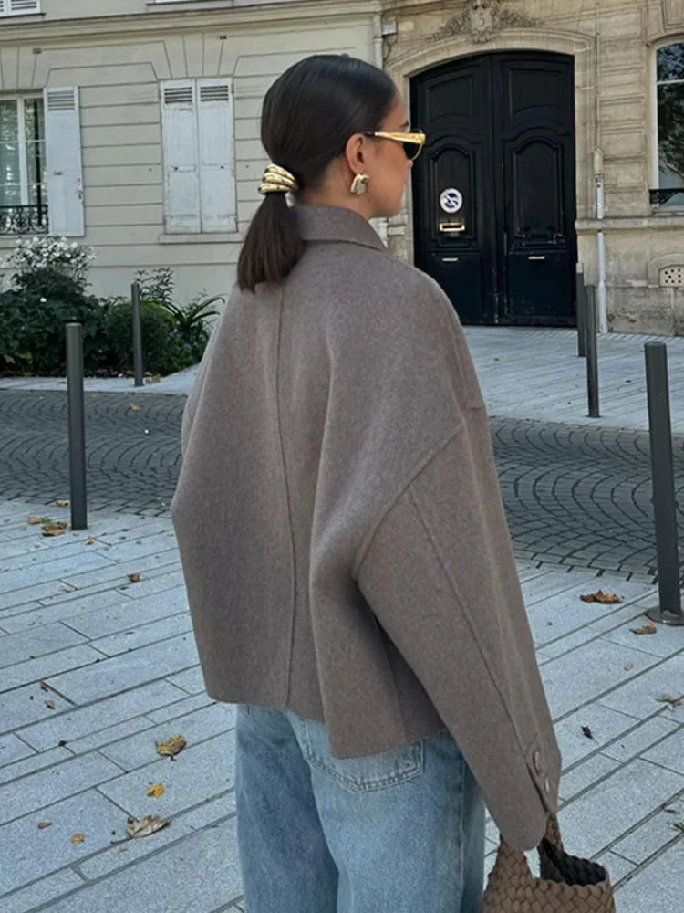 Arden – oversized wolmix jas met statement knopen en klassieke kraag