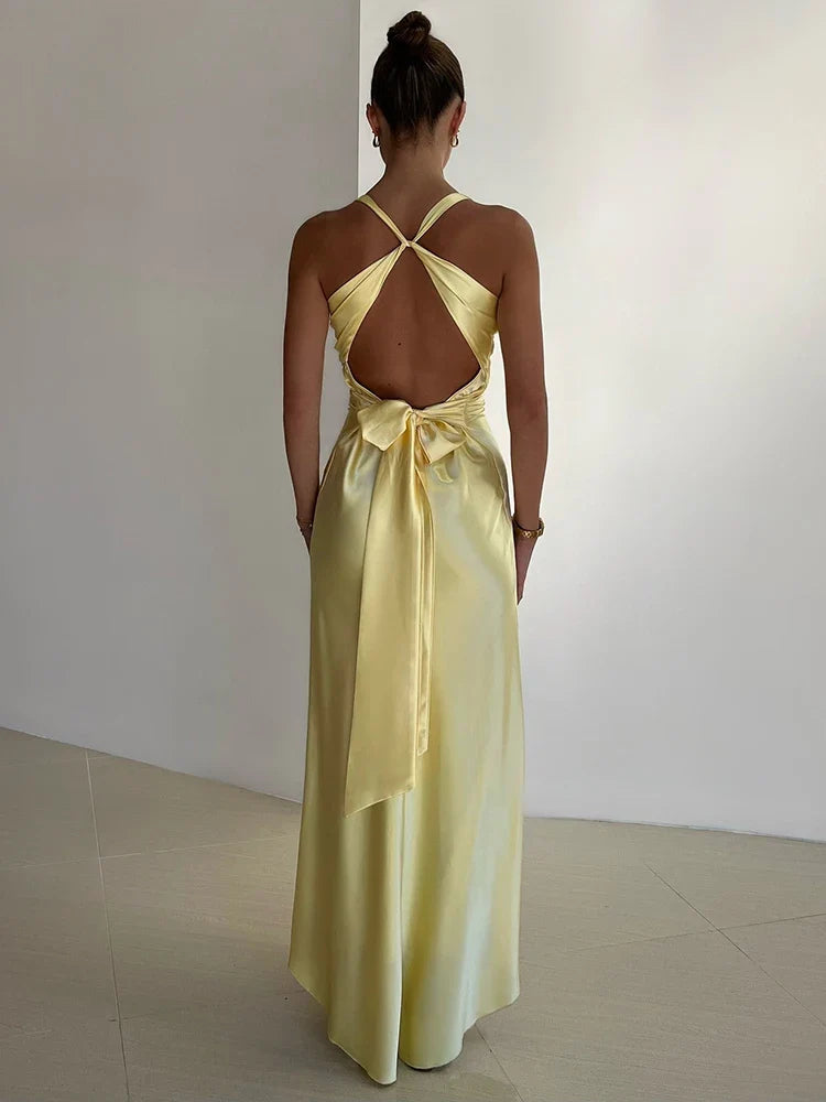 Elena – Satijnen Maxi avondjurk met halternek en elegante vloeiende rok